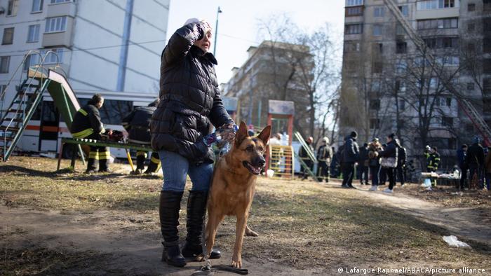 Жінка з собакою після обстрілу в Києві
