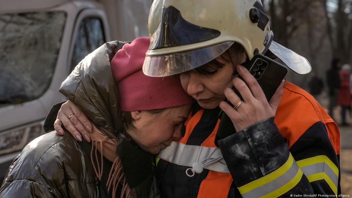 Ukraine | Helfer bieten Trost nach Luftangriffen in Kiew