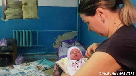 Ucrania | Járkov | Madre con su recién nacido en el sótano de la sala de maternidad.
