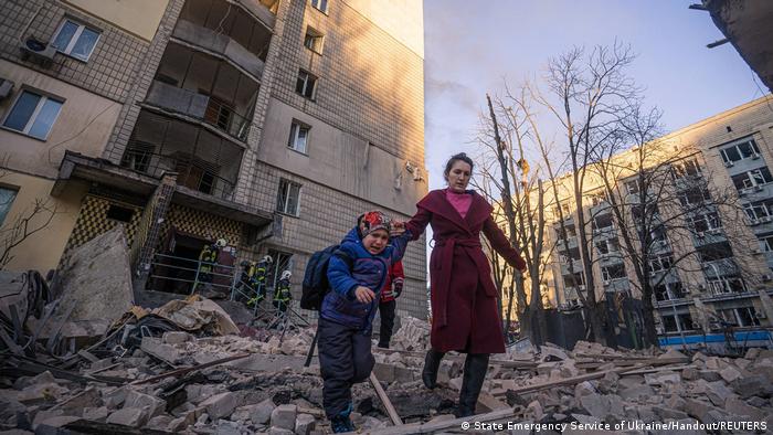 Ukraine | Evakuierung zerstörter Häuser in Kiew