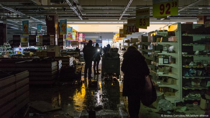 Ucrania, Járkov: la población hambrienta saqueó un centro comercial en el distrito de Saltivka.