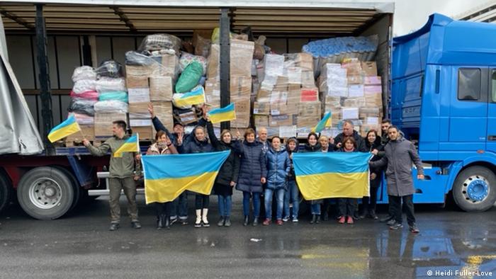 Freiwillige Helfer vor Transporter mit Hilfsmitteln für die Ukraine, Kreta, Griechenland