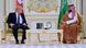 Sentados en butacones de un salón elegante, separados por una mesa baja: Boris Johnson y  Mohammed bin Salman, príncipe heredero saudí, en Riad en 2022.