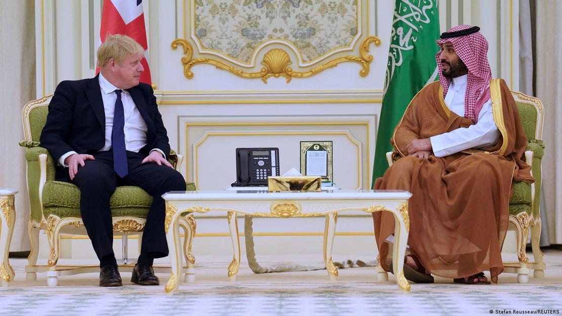 Sentados en butacones de un salón elegante, separados por una mesa baja: Boris Johnson y Mohammed bin Salman, príncipe heredero saudí, en Riad en 2022.