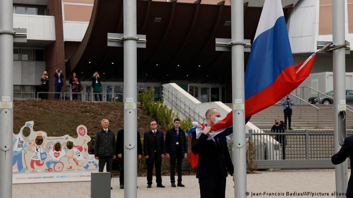 Straßburg | Russland vom Europarat ausgeschlossen | russische Flagge eingeholt