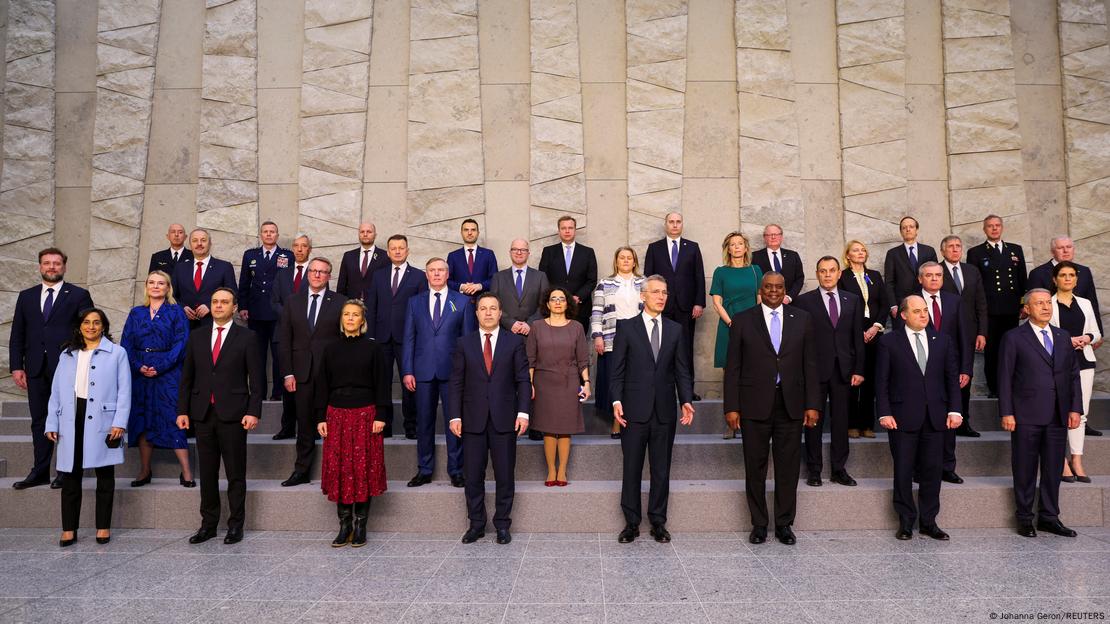 Belçika'daki NATO savunma bakanları toplantısnda çekilen aile fotoğrafı