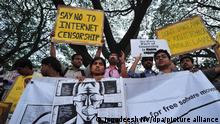 9.6.2012, Bangalore***
epa03256631 Internet activists, technology enthusiast_s and member of the hacking group (R) hold placards and posters against the government enacted laws of the power to censor the Internet usage, during a protest in Southern city of Bangalore, India, 09 June 2012. The Indian hacker community gathered to condemn the government court order_s, making strong laws and blocking the file sharing, video hosting and text contents websites. EPA/JAGADEESH NV ++ +++ dpa-Bildfunk +++