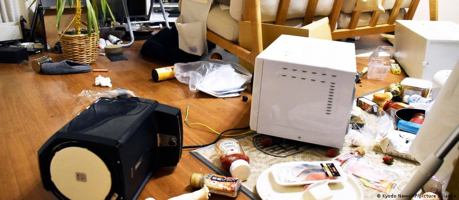 Em apartamento de Fukushima, objetos e eletrodomésticos caíram no chão durante terremoto 