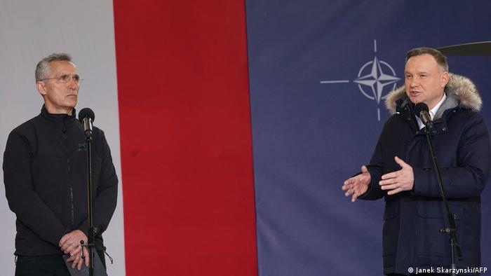 NATO Secretary General Jens Stoltenberg (L) and Polish President Andrzej Duda in a press conference