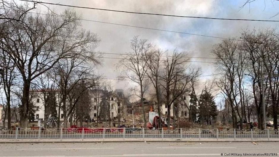  Durch das Luftangriff zerstörte Regionaltheater Donezk in Mariupol