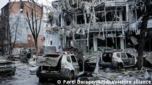 dpatopbilder - 16.03.2022, Ukraine, Charkiw: Blick auf beschädigte Fahrzeuge und Gebäude im Stadtzentrum von Charkiw. Sowohl Russland als auch die Ukraine gaben sich vor einer weiteren geplanten Gesprächsrunde optimistisch, auch wenn Moskaus Streitkräfte Kiew und andere Großstädte unter Beschuss nahmen, um den Widerstand zu brechen, der die Hoffnungen des Kremls auf einen Blitzsieg zunichte gemacht hat. Foto: Pavel Dorogoy/AP/dpa +++ dpa-Bildfunk +++