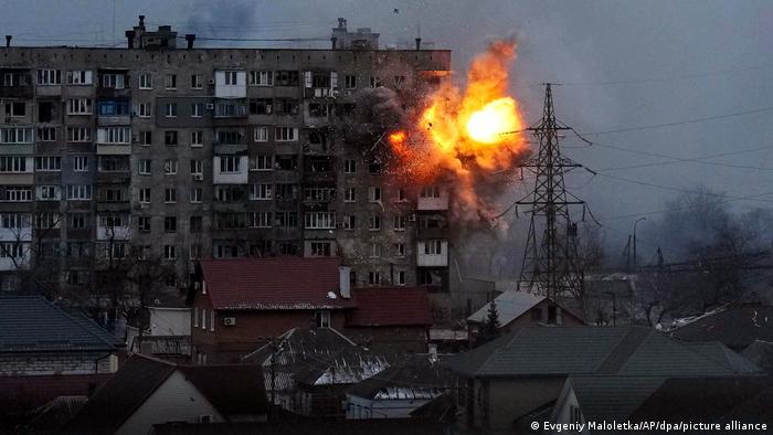 Sebuah bangunan di Mariupol yang terkena serangan Rusia