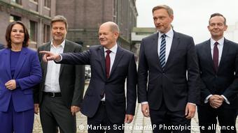 Η κυβέρνηση στα πρώτης της βήματα