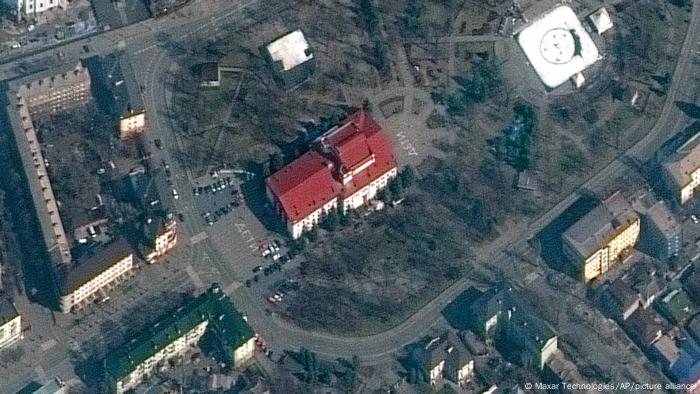 Супутниковий знімок театру до атаки, де видно написи діти