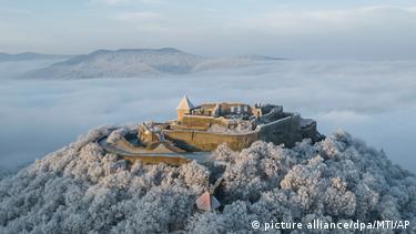 Χιονισμένο τοπίο με το κάστρο του Βίζεγκραντ στην Ουγγαρία
