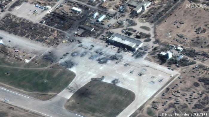 Satellitenaufnahme von zerstörten russischen Hubschraubern auf dem Luftwaffenstützpunkt in Cherson