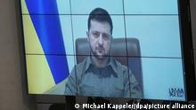 17.03.2022, Berlin: Der ukrainische Präsident Wolodymyr Selenskyj spricht auf einer Videoleinwand im Bundestag. Foto: Michael Kappeler/dpa +++ dpa-Bildfunk +++