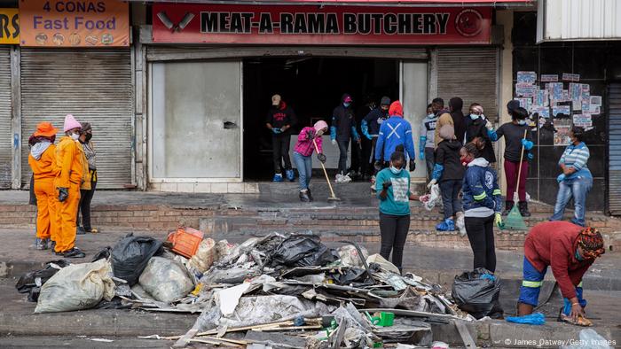 Symbolbild Südafrika soziale Ungleichheit | Johannesburg Unruhen in Township (Foto: James Oatway/Getty Images) Symbolbild Südafrika soziale Ungleichheit | Johannesburg Unruhen in Township (Foto: James Oatway/Getty Images)