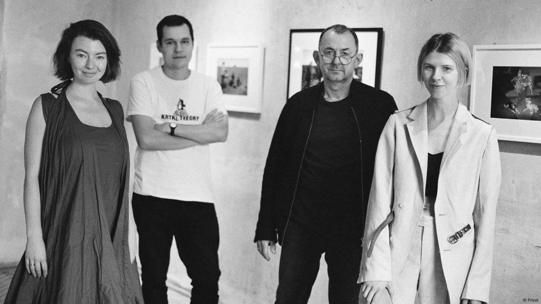 Curadores do pavilhão da Ucrânia da Bienal de Veneza 2022, Lizaveta German, Borys Filonenko, Maria Lanko, e artista Pavlo Makov (2º da dir.)