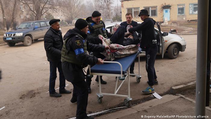 سه‌شنبه ۱۵ مارس ماریوپل؛ سربازان و داوطلبان اوکراینی مردی را که در طی حمله نیروهای روسیه به این شهر زخمی شده به بیمارستان ماریوپل منتقل می‌کنند. این شهر در محاصری نظامیان روسی است و به شدت زیر آتش و گلوله باران ارتش روسیه است. 