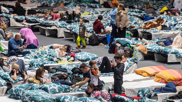 Ukrainische Flüchtlinge in der Sporthalle eines Gymnasiums in Warschau 