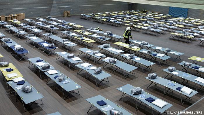 Підготовка до напливу біженців у Мюнхені: спальні місця у спортзалі 