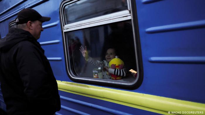 Дете се сбогува с близките си на гарата в Одеса