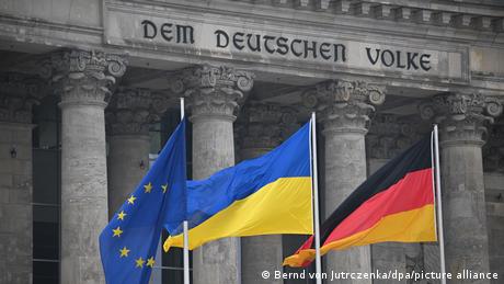 Bundestag Flaggen Deutschland EU und Ukraine