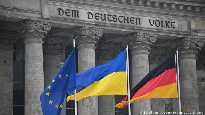 Флаги Евросоюза, Украины и Германии в Берлине