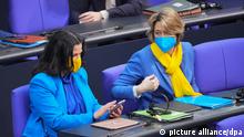 CDU-Abgeordnete in gelbblau, den ukrainischen Farben, sitzen vor der Videobotschaft des ukrainischen Präsidenten Wolodymyr Selenskyj auf ihren Platzen imBundestag +++ dpa-Bildfunk +++