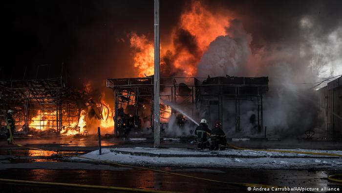 خارکیف؛ مأموران آتش‌نشانی در تلاش برای خاموش کردن آتشی هستند که در بازار Saltivka به دلیل برخورد ۶ گلوله توپخانه سنگین روسی دستخوش انفجار شده‌اند. 