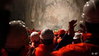 Arbeiter erwarten den Durchbruch im Gotthardtunnel (Foto: AP)