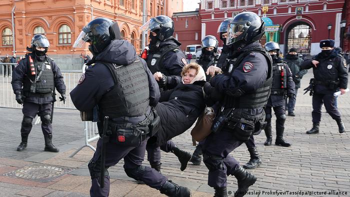 Полиция в Москве задерживает женщину, выступающую против войны в Украине 