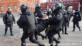 Задержание противницы войны в Украине на Манежной площади в Москве, 13 марта 2022 года