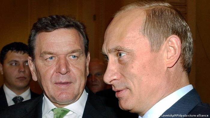 El excanciller alemán Gerhard Schröder (izqda.), con el presidente ruso, Vladimir Putin.