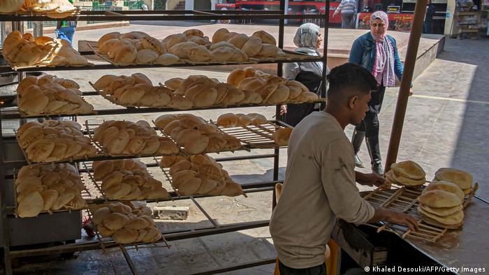 رجال مصريون يعملون في مخبز في سوق بالقاهرة.