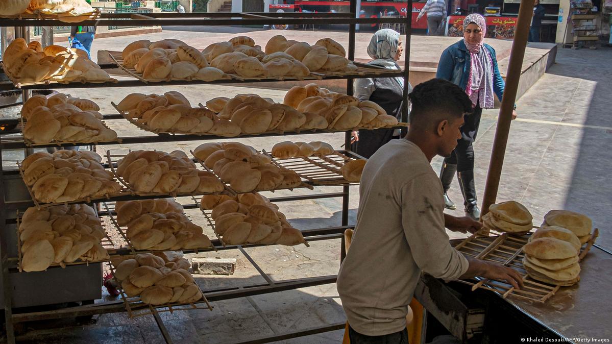 Egypt fears for food supply as wheat prices rise DW 03/26/2022