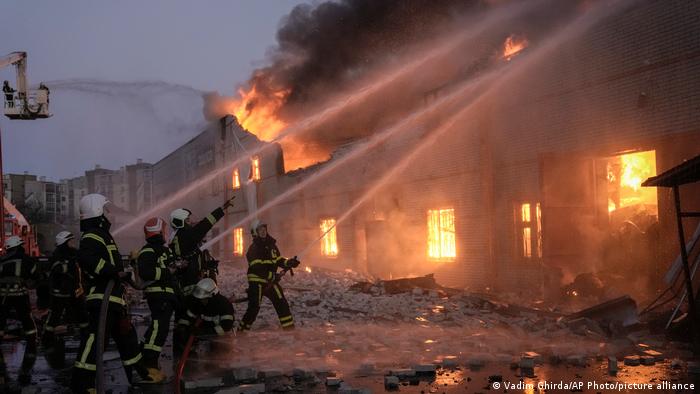 Bomberos apagan un incendio tras un bombardeo ruso en Kiev.