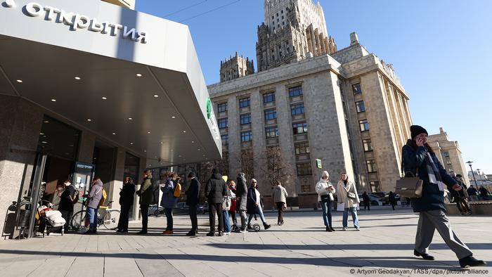Russland Geldautomaten der Tinkoff Bank in Moskau