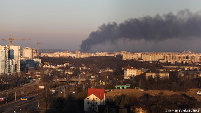 Nuvem de fumaça foi vista de longe em Lviv após ataque russo