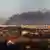 Una columna de humo se eleva en las inmediaciones del aeropuerto de Leópolis, Ucrania. (18.03.2022).