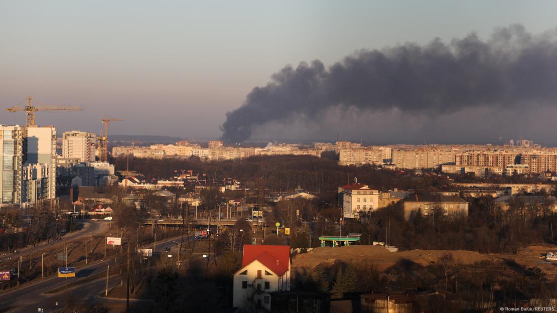 Fumaça sobe de local de manutenção de aeronaves militares em Lviv