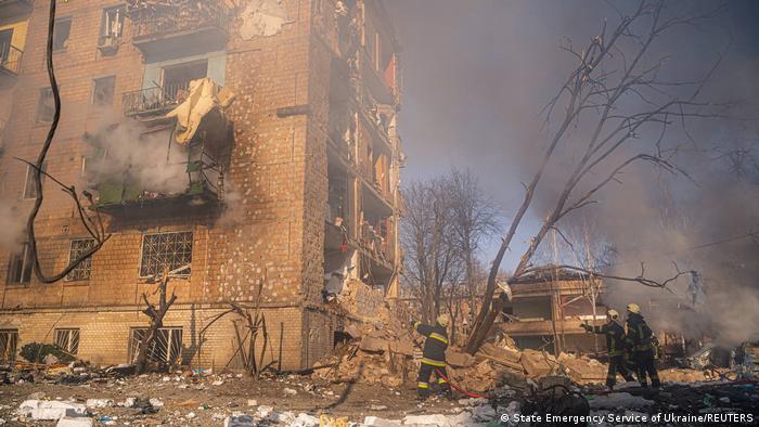 Разрушения в жилом массиве в Киеве