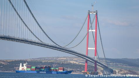 1915 Çanakkale Köprüsü'nün geniş açı bir fotoğrağı, köprünün altından bir yük gemisi geçiyor 