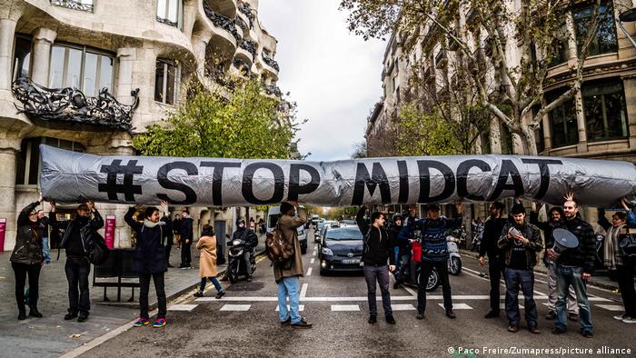 Manifestantes del oleoducto MidCat en Barcelona en diciembre de 2017