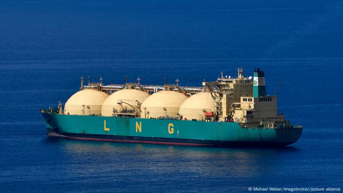 Buque transporta gas natural licuado (GNL) en las Islas Canarias, España. 