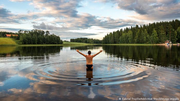 पांचवीं बार सबसे खुश
फिनलैंड को लगातार पांचवीं बार दुनिया में सबसे खुश देश माना गया है. यह बात ध्यान देने लायक है कि यह रिपोर्ट यूक्रेन पर हमले से पहले तैयार की गई थी.