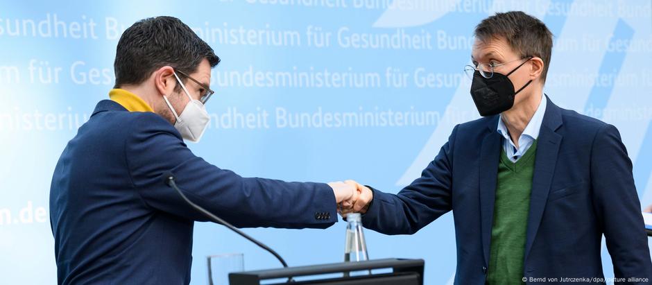 O ministro da Justiça da Alemanha, Marco Buschmann, e o da Saúde, Karl Lauterbach, anunciaram o plano para o próximo outono