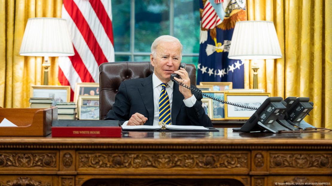 Präsident Joe Biden am Telefon