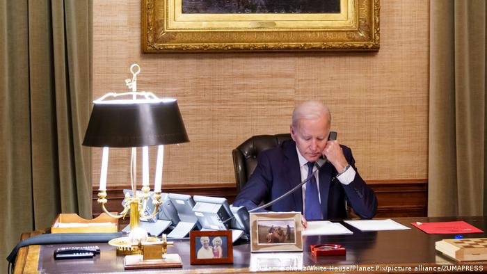 Joe Biden telefonon
